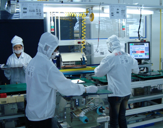 국내 한 대기업의 해외 공장에서 현지 직원들이 디스플레이 모듈 라인에서 생산작업을 하고 있다. /서울경제DB