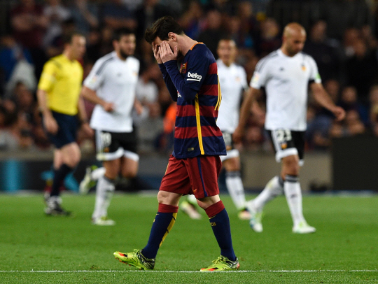 바르셀로나의 리오넬 메시가 18일(한국시간) 발렌시아전에서 경기가 풀리지 않자 얼굴을 감싸쥐고 있다. /바르셀로나=AFP연합뉴스