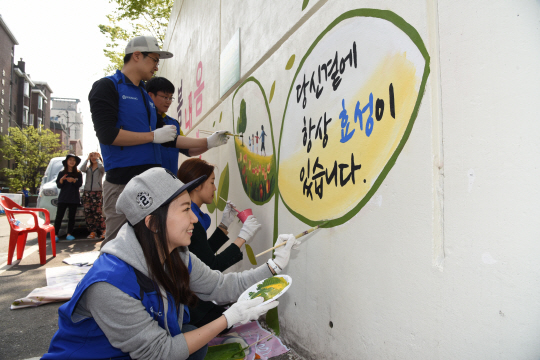 효성그룹과 협력사 임직원들이 지난 15일 서울시 마포구 망원동에서 ‘안전마을 만들기’를 주제로 벽화그리기 봉사활동을 펼치고 있다. 효성은 이날 40여개 우수 협력사 임직원을 초청해 함께 봉사활동을 벌이고 협력사들의 건의·고충사항을 접수하는 간담회를 열었다고 18일 밝혔다. /사진제공=효성그룹