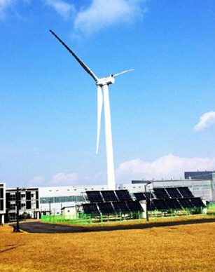 국가기술표준원은 18일부터 22일까지 제주 롯데호텔에서 ‘신재생에너지 국제인증제도(IECRE) 운영위원회’와 ‘풍력분야 국제표준화 총회(IEC TC 88)’가 열린다고 밝혔다. 지난해 11월부터 가동된 전북 부안의 풍력발전기. /서울경제DB
