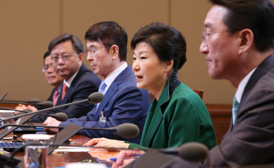 박근혜 대통령이 18일 청와대에서 열린 수석비서관회의를 주재하고 있다. 박 대통령은 “선거 민의를 겸허히 받들고 국정의 최우선을 민생에 두겠다”고 밝혔다.  /연합뉴스