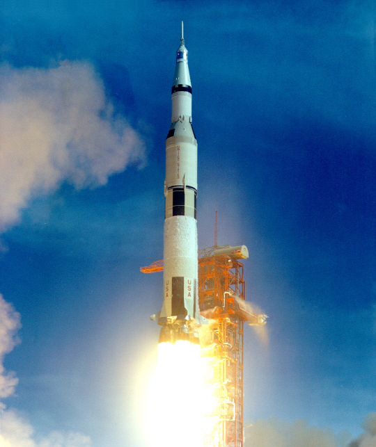 아폴로 15호를 실은 새턴-V로켓이 케네디 우주센터에서 발사되고 있다.  새턴-V 로켓은 인류 역사상 가장 강력한 로켓으로 기록돼 있다. /사진=NASA