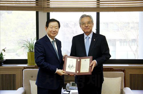 성낙인(왼쪽) 서울대 총장이 15일 서울대에서 발전기금으로 1억원을 쾌척한 신정택 세운철강 회장에게 감사패를 전달하고 있다.