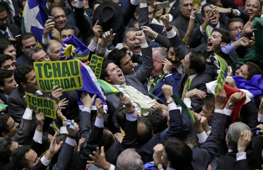 17일(현지시간) 브라질 수도 브라질리아에 위치한 하원 국회의사당에서 지우마 호세프 브라질 대통령 탄핵안이 통과되자 야당 의원들이 환호하고 있다.   /브라질리아=로이터연합뉴스