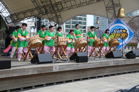 장애인 공연팀이 지난 16일 서울 서초구 예술의 전당 신세계 스퀘어 열린 ‘2016 장애인 한마음 축제:서초 스페셜 콘서트’에서 축하공연을 하고 있다. /사진제공=서초구