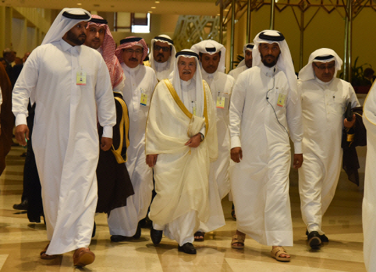 알리 알나이미(가운데) 사우디아라비아 석유장관이 카타르 도하 셰러턴호텔에서 열린 산유국 회의에 참석하기 위해 회의장으로 향하고 있다.