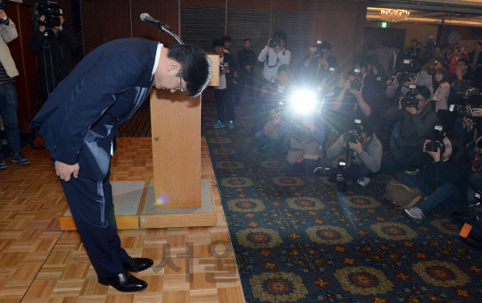 김종인 롯데마트 대표가 자체 브랜드 ‘와이즐렉’ 가습기 살균제 피해자들에게 고개를 숙이며 사과하고 있다.