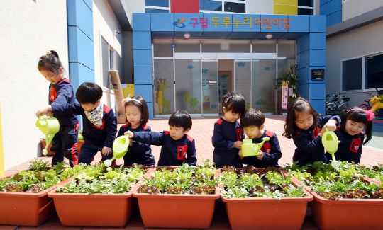 LG가 건립 기증한 인천 서구 가정지구 ‘구립 두루누리’ 어린이집에서 아이들이 꽃에 물을 주고 있다./사진제공=LG