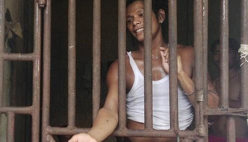 AP 탐사보도 당시 우리에 갇혀 있던 미얀마 출신 노예 어부 키오나잉. /AP·연합뉴스 DB
