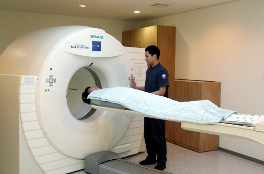 한 환자가 플루트메타몰 PET-CT(양전자방출단층촬영장치를 통해 치매 조기 진단을 받고 있다. /사진제공=분당차병원