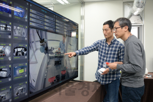한국전자통신연구원(ETRI) 연구진이 19일 개방형 제조서비스(FaaS) 테스트베드 관제룸에서 제품조립 공정을 모니터링하고 있다. /사진제공=ETRI