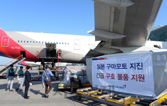 아시아나항공은 14일 밤과 16일 새벽 연이어 발생한 지진으로 막대한 피해를 입은 일본 구마모토 재난지역 주민들을 돕기위해 19일 오전 긴급구호 성금 1억원과 기내 담요 1,000장을 피해지역인 후쿠오카로 출발하는 항공기에 탑재하고 있다./영종도=이호재기자.