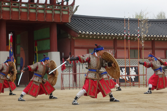 행궁 앞 광장에서는 매일 오전11시 ‘무예도보통지’에 수록된 24가지 실전 무예를 시연한다.