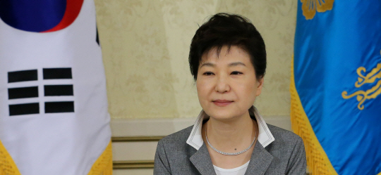 박근혜 대통령이 20일 청와대에서 열린 전국 새마을지도자와의 대화에서 참가자의 발언을 듣고 있다. /연합뉴스