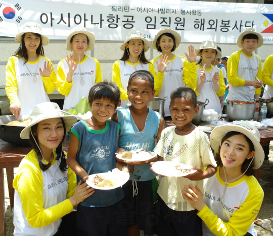 아시아나항공 임직원 봉사단이 필리핀 아이따족이 거주하는 ‘아시아나빌리지’를 찾아 현지 아이들과 함께 식사를 하며 즐거운 시간을 보내고 있다. /사진제공=아시아나항공