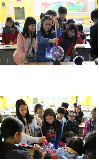 지난 19일부터 사흘간  기계연구원이 연 사이언스 스쿨행사에서 대전지역의 대흥초등학교 학생들이 플라즈마 현상을 직접 체험하며 즐거워하고 있다. /사진제공=기계연구원