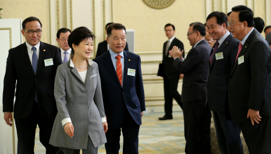 박근혜 대통령이 20일 청와대에서 열린 전국 새마을지도자와의 대화에서 환한 표정으로 행사장에 들어서고 있다. /연합뉴스