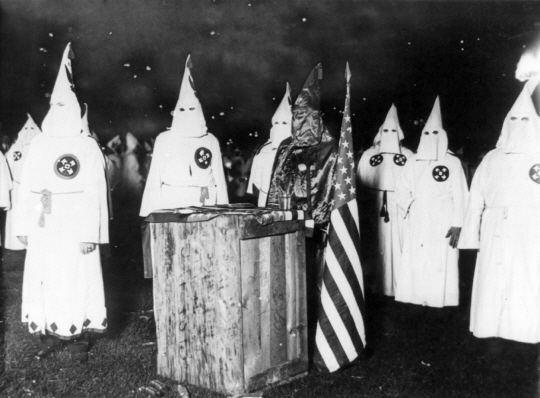 1871년 오늘, 미국 백인우월단체 KKK단의 활동을 저지하기 위한 법안이 통과됐다. 사진은 KKK단 모습. /출처=구글