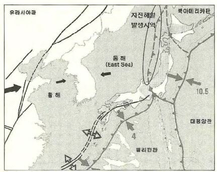 한반도 좌우에 각각 길게 남북 방향으로 이어진 지각판 경계와 탄루단층의 모습. 화살표는 지각의 변형 등으로 쌓이는 응력의 방향이다. /자료=지헌철 박사 보고서