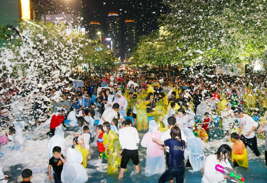 지난해 열린 2015년 유성온천문화축제에서 시민들이 버블버블 DJ파티를 즐기고 있는 모습. 사진제공=유성구