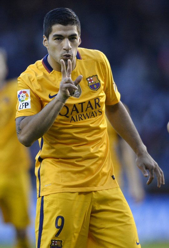 바르셀로나의 루이스 수아레스가 21일(한국시간) 데포르티보전에서 세 번째 골을 넣은 뒤 손가락을 펴 보이고 있다. /라코루냐=AFP연합뉴스