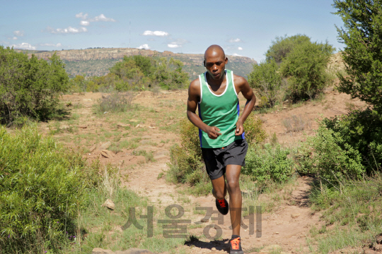 레소토의 마라톤 국가대표 선수인 셰포 마티밸리가 훈련하는 모습/ 사진제공=삼성전자