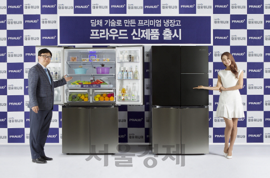 박성관(왼쪽) 대유위니아 사장과 대유위니아 모델이 2016년형 프리미엄 냉장고 ‘프라우드’를 소개하고 있다. /사진제공=대유위니아