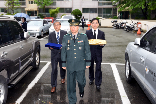 국방부 관계자들이 6·25전쟁 당시 장진호 전투에서 전사한 고(故) 임병근 일병의 유품과 전사자 확인증을 들고 유족들을 찾아가고 있다. 2만1,000㎞를 돌아 66년 만에 귀환한 임 일병의 유해는 오는 6월 국립묘지에 안장될 예정이다.