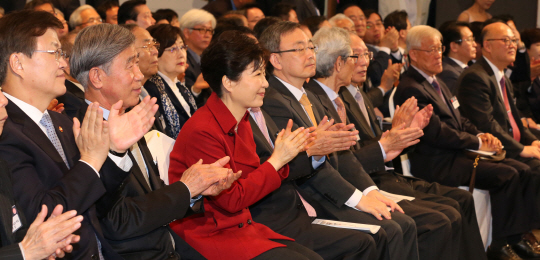 박근혜 대통령과 참석자들이 21일 오전 한국과학기술연구원에서 열린 제49회 과학의 날· 제61회 정보통신의 날 기념식에서 박수치고 있다. /연합뉴스
