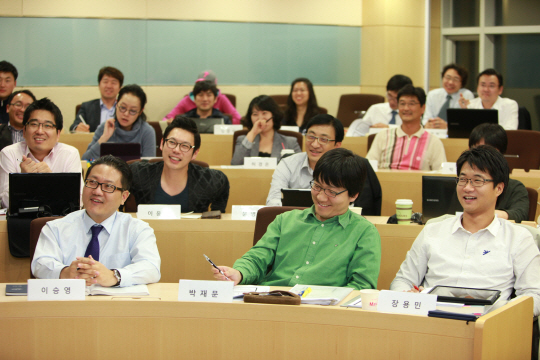 중앙대 경영전문대학원 학생들이 강의실에서 수업에 열중하고 있다. 중앙대 Global MBA는 전공심화 프로그램 교육과정을 제공하고 있다. /사진제공=중앙대