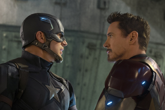 Captain America: Civil War  L to R: Captain America/Steve Rogers (Chris Evans) and Iron Man/Tony Stark (Robert Downey Jr.)   Ph: Zade Rosenthal ⓒMarvel 2016