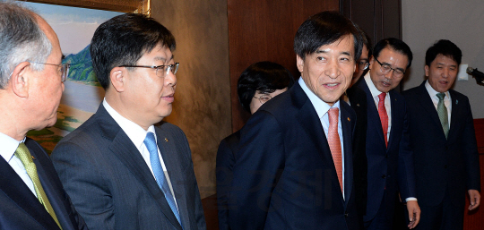 이주열 한국은행 총재가 22일 오전 서울 중구 한국은행 본관에서 열린 금융협의회에서 기업구조조정과 관련해 시중은행장들과 대화를 나누고 있다./이호재기자.