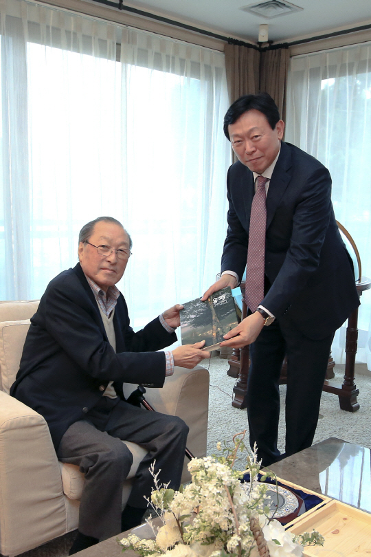 신동빈 회장, 김석원 전 쌍용회장에 스키 발전 공로패 전달