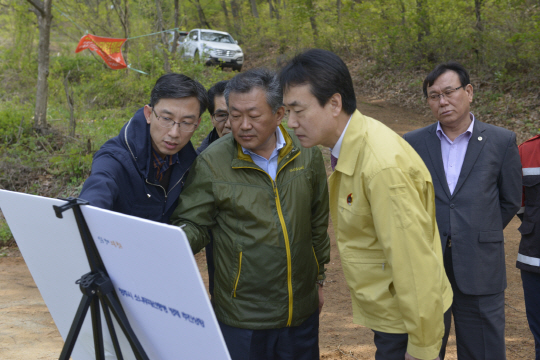 김용하(사진 왼쪽에서 세번째) 산림청 차장이 청주시 흥덕구 일원의 방제사업지를 찾아 방제현황을 살펴보고 있다. 사진제공=산림청