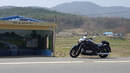 보령과 서천 사이 한적한 시골 버스정류장 앞에 잠시 F6C를 모델로 세워본다. 긴 겨울을 견뎌내고 대지에 움트는 새싹만큼 봄을 반기는 존재가 또 있을까.