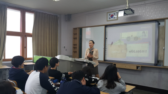 신은이 농협은행 서울강북사업부 차장이 지난 21일 서울 중구에 위치한 대경상업고등학교에서 학생 30명을 대상으로 금융교육을 진행하고 있다./사진제공=NH농협은행