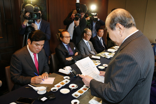 김수한 전 국회의장이 21일 낮 서울 여의도의 한 음식점에서 열린 새누리당 원유철 원내대표와 상임고문단 간담회에서 인사말을 하는 동안 원 원내대표가 메모하고 있다. /연합뉴스