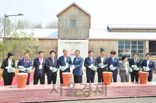 22일 오전 전라북도 고창군 상하면에서 '짓다·놀다·먹다'를 콘셉으로 농장과 체험시설, 식당과 숙박시설을 한 곳에 모아 개장한 상하지구 농어촌 테마공원 '상하농원' 오픈 기념식에서 참석자들이 새싹 퍼포먼스를 하고 있다. 사진은 왼쪽부터 김선희 매일유업 사장, 장명식 도의원, 이호근 도의원, 김일재 부지사, 유성엽 국회의원, 김정완 매일유업 회장, 박우정 고창군수, 박재범 상하농원 대표, 기무라오사무 회장, 김인순 명예회장, 이상호 군의장, 변용석 이사. (상하농원 제공)