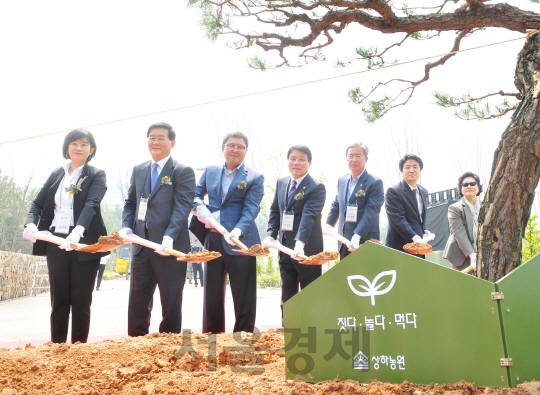 22일 오전 전라북도 고창군 상하면에서 '짓다·놀다·먹다'를 콘셉으로 농장과 체험시설, 식당과 숙박시설을 한 곳에 모아 개장한 상하지구 농어촌 테마공원 '상하농원' 오픈 기념식에 참석한 김선희 매일유업 사장(왼쪽부터), 박우정 고창군수, 김정완 매일유업 회장, 이상호    고창군의장, 유성엽 국회의원, 김일재 전북도 행정부지사가 기념식수를 하고 있다. (상하농원 제공)