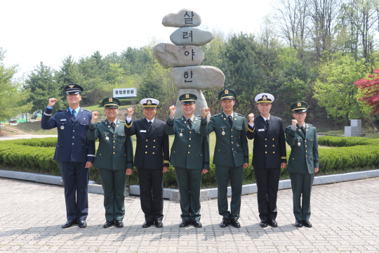 22일 임관한 군의관 가운데 화제의 인물들이 한자리에 모였다. 3대째 군의관인 김동현(왼쪽부터) 공군 대위, 아버지에 이어 육군 23사단에서 군의관으로 근무할 권용재 육군 대위 등이 힘찬 출발을 다짐하고 있다./사진제공=국군의무사령부