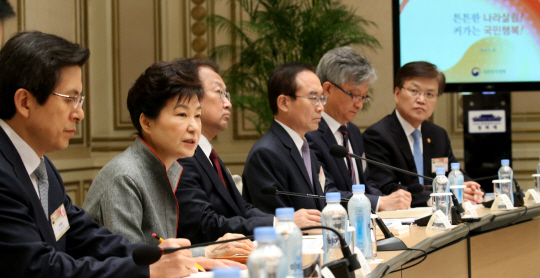 박근혜 대통령이 22일 청와대에서 열린 2016 국가재정 전략회의를 주재하고 있다. /연합뉴스