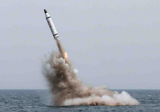 북한이 23일 오후 동해에서 잠수함발사 탄도미사일(SLBM) 1발을 기습적으로 발사했다. 사진은 지난해 5월 북한이 전략잠수함에서 탄도탄 수중시험발사라며 보도한 장면. /연합뉴스 자료사진