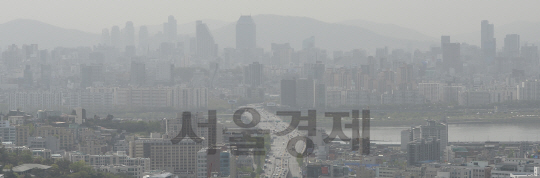 전국 대부분 지역에 미세먼지 주의보가 발령된 24일 서울 남산 인근에서 바라본 한강 이남이 흐린 모습을 보이고있다./송은석기자songthomas@sedaily.com