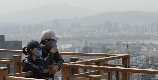 전국 대부분 지역에 미세먼지 주의보가 발령된 24일 서울 남산 인근에서 마스크를 쓴 시민들이 흐린 서울 하늘을 바라보고 있다./송은석기자songthomas@sedaily.com
