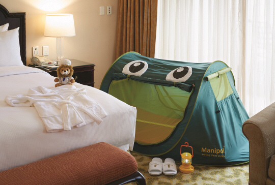리츠칼튼 서울 객실에 설치된 개구리 모양의 텐트와 램프. /사진제공=리츠칼튼