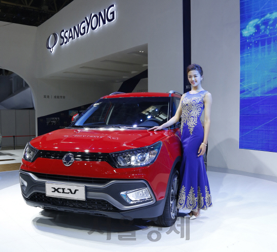 25일 쌍용차 중국 현지 모델이 2016 베이징 모터쇼에서 티볼리 에어(현지명 XLV)와 함께 포즈를 취하고 있다. /사진제공=쌍용차