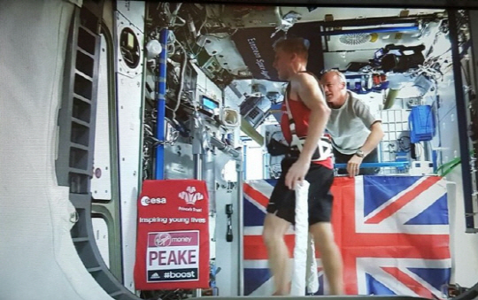 영국 국적 우주인 팀 피크(43)가 우주정거장에서 러닝 머신으로 마라톤 완주에 성공했다./출처=ESA Operations 트위터 캡처