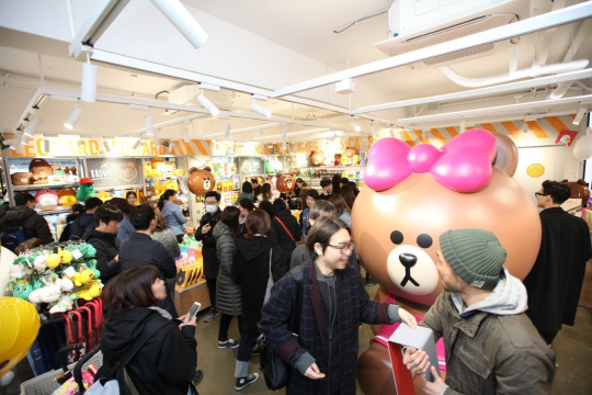 롯데백화점 ‘엘큐브’ 매장에서 고객들이 쇼핑에 나서고 있다./사진제공=롯데백화점