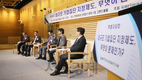 한국경제연구원이 25일 전경련회관 컨퍼런스센터에서 개최한 특별좌담회에 참석한 김홍국(가운데) 하림그룹 회장과 홍은택(오른쪽 두번째) 카카오 수석부사장, 김형기(〃 네번째) 셀트리온 대표가 대기업 지정제도의 문제점에 대해 토론하고 있다. /사진제공=한국경제연구원