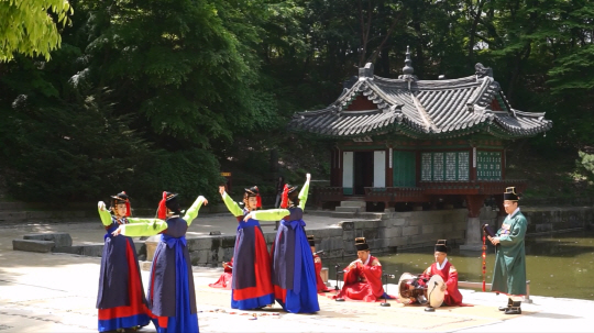 정재연구회가 26일 창덕궁 후원에서 열린  ‘고궁에서 우리음악 듣기’ 간담회에 참석해 궁중무용인 ‘검무’를 선보이고 있다.